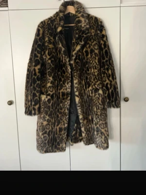 Leopardmönstrad fuskpäls från Rockandblue - Säljer en leopardmönstrad fuskpäls från Rockandblue i storlek 34. Kappan har en klassisk rak passform, bred krage och är fodrad på insidan. Perfekt statement-plagg för dig som vill sticka ut och hålla dig varm under kalla dagar.