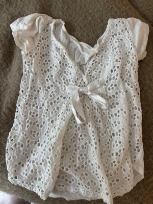Vit blus med spets och rosett - Super gullig v-ringad blus med spets och rosett  från odd molly 💕💕 ej säker på storlek men passar xs-s 💕
