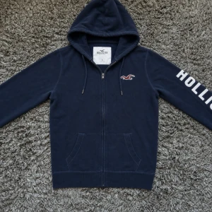 Hollister Zip Hoodie - Säljer denna riktigt stilrena zip hollister hoodien i mycket fint skick!🌟Strl S /// Hör gärna av er om ni har funderingar!👏