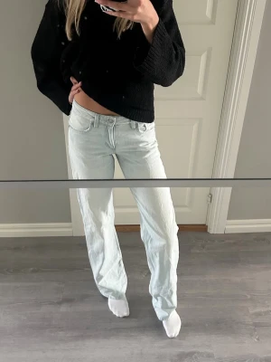 Low waist wide leg jeans  - Säljer dessa ljusblåa helt oanvända jeansen från Zara för att jag beställde en storlek som var lite för liten och tänkte att jag kunde använda dom ändå men slutade med att jag aldrig använde!