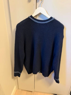 Stickad tröja  - Stickad tröja från Zara med öppen rygg