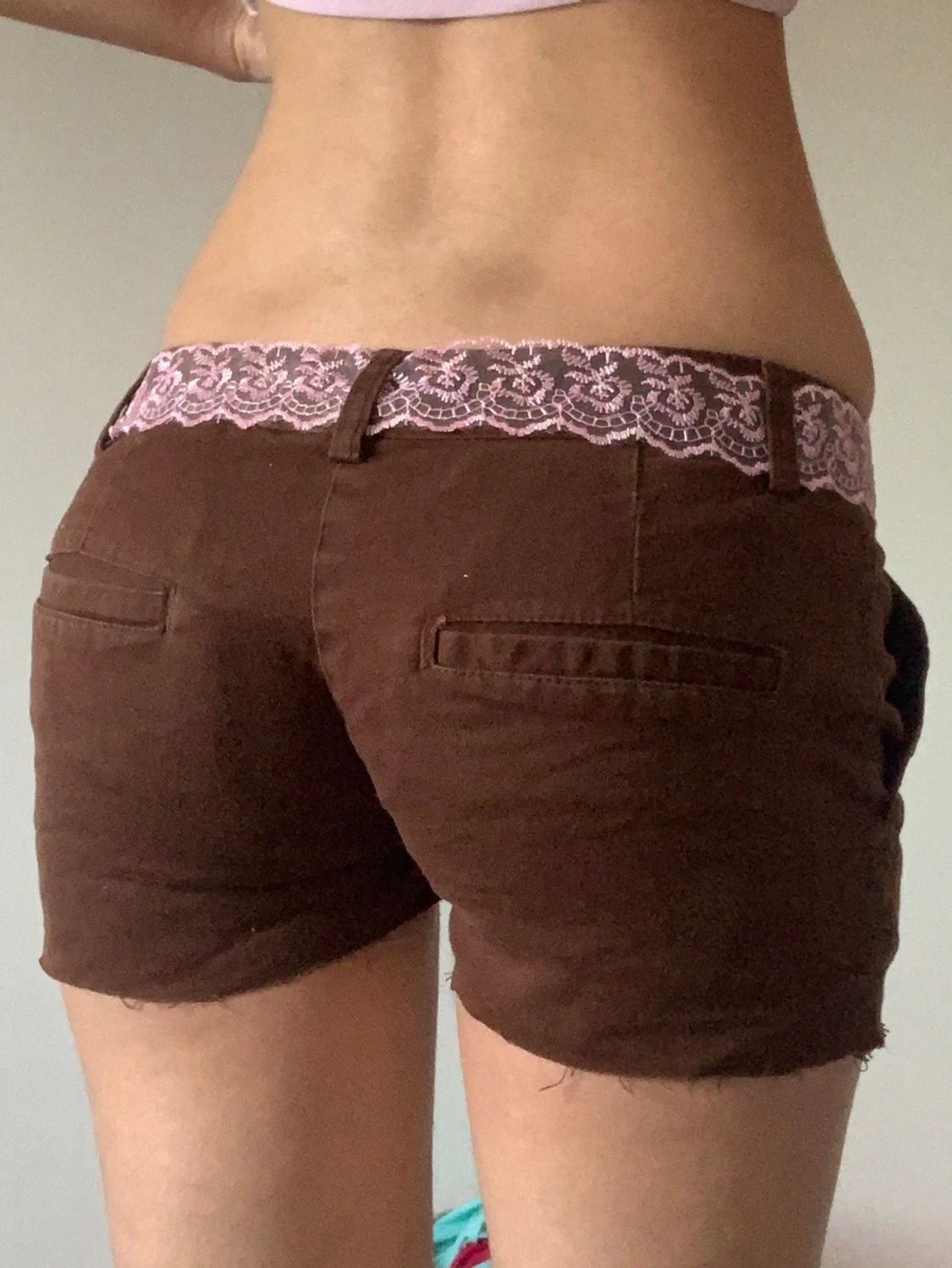 Bruna shorts med rosa spetsband - 1