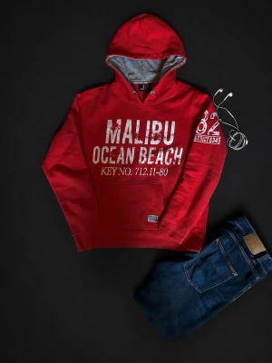 Vintage Malibu Ocean Beach Hoodie - Snygg röd hoodie med vit text 'MALIBU OCEAN BEACH' framtill och tryck på ena ärmen. Hoodien har huva med dragsko och magficka. Insidan av huvan är grå. Perfekt för en avslappnad streetstil.