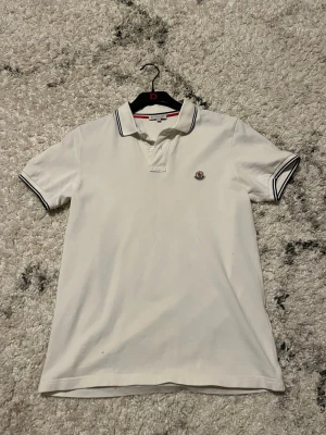Moncler Pike Tröja - Moncler pike, jätte fin kvalité och inget fel på den! Sitter bra runt armarna, skön fit och bra kvalité återigen! Snabbt köp = billigare pris! !!Buda på!!