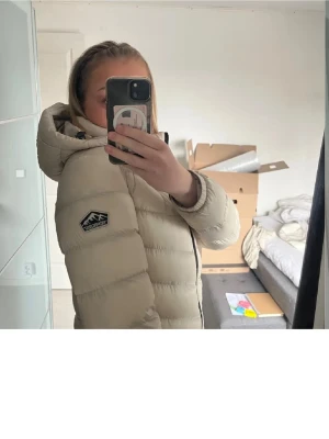 Superdry jacka  - Säljer min superdry jacka som jag köpte förra vintern. Knappt använd, så det är för liten. Perfekt till vintern och är varm