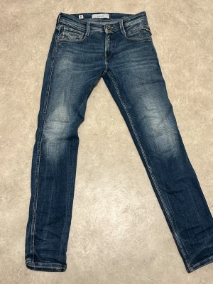 Blå slim fit jeans från Replay - Säljer mina replay jeans då jag har växt ur dom, dom är inte använda jätte mycket och har inga skador. Strolek 28-32