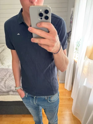 J.lindeberg Mörkblå piké  - Snygg J.lindeberg mörkblå piké, mycket bra skick,