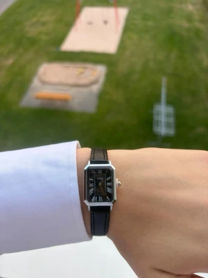 Svart dressklocka  - Jag säljer en stilren och enkel dressklocka. Uret är gjort i rostfritt stål och armbandet är gjort i läder. Skriv vid frågor😁