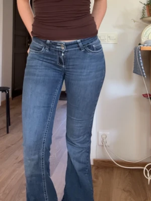Mörkblåa jeans - Nelly  - Jättefina jeans ifrån nelly, de är i storlek small och är använda endast 2 gånger 💙 Nypris : 699 kr