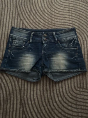 Miss cherry jeansshorts  - Jeansshorts i storlek 26 från Miss cherry. Aldrig använda. jättefina detaljer både bak och fram.   Postar mellan 1-3 dagar efter köp.  Hör gärna av dig om du har frågor eller vill ha fler bilder!