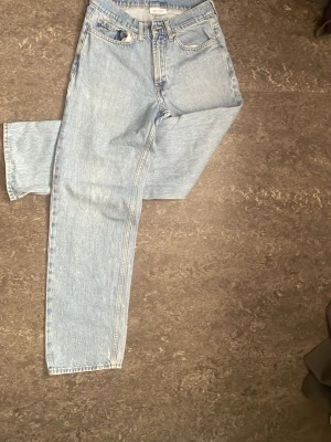 Ljusblå Loose jeans storlek - W28 L30 - Tjenare! Säljer ett par snygga ljusblå loose jeans då dem är för små och bara är i vägen, jeansen har inga defekter och är i toppskick! Om ni har några funderingar är det bara att höra av sig!