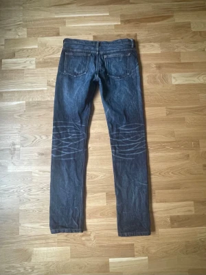 Apc selvedge jeans - Apc petit standard jean droit etroit i fint skick, inget slitage i grenen, skickar gärna mått eller fler bilder! Slim-rak passform