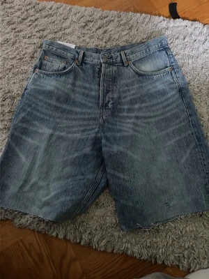 Blå jorts från Weekday - Säljer ett par klassiska blå jeansshorts från Weekday. Baggy passform och avslappnad. Enkel design utan mönster eller extra detaljer. Gjorde shortsen själv från ett par Astro jeans från weekday som bara är klippta