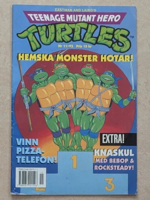 Teenage Mutant Hero Turtles nr 11-93 - Serietidning med Teenage Mutant Hero Turtles på omslaget. Färgglad framsida med de fyra sköldpaddorna på en prispall, blå bakgrund och gula rubriker. Innehåller extra material med Bebop & Rocksteady. Perfekt för fans av klassiska serier.