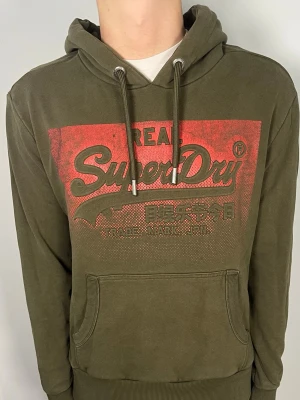 Superdry hoodie - 👕 Plagg: Hoodie                                                           📏 Storlek: L sitter som M                                                               🏷️ Märke/Modell: Superdry                                                     ✨ Skick: Bra skick                                                        💬 Vid frågor är det bara att skriva!                                                                                          🛍️ Gramenti