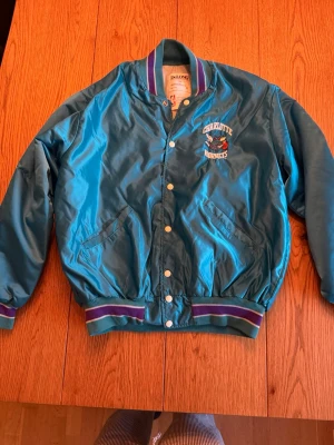NBA Charlotte Hornets Jacka  - NBA Charlotte Hornets jacka, Storlek XL (Passar M), mycket bra skick.