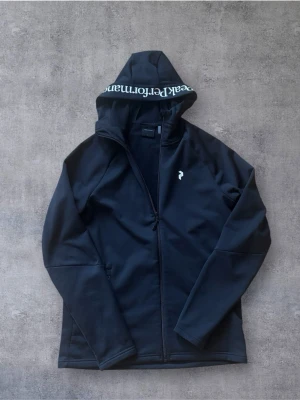 Peak performance zip - Peak Performance Rider Zip  Helt ny Peak Performance Rider Zip i svart. Stilren och exklusiv modell med clean design som passar perfekt både till vardags och en sportigare outfit.  • Storlek S • Svart • Helt ny • Peak Performance  Skickas inom 24H📦