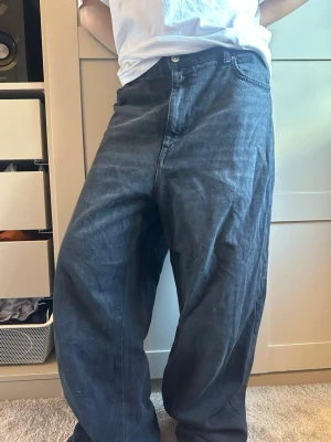 Baggy svarta jeans - Säljer ett par baggy svarta jeans. I storlek 40 från hm.
