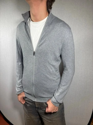 Selected Homme kofta S - Hej och välkommen till byTorén. Detta är en kofta från Selected Homme i storlek S med normal passform. Modell på bild är ca 182, 67kg. Plagget är i bra skick utan några defekter. Tveka inte på att höra av dig, även om det skulle vara minsta lilla;)