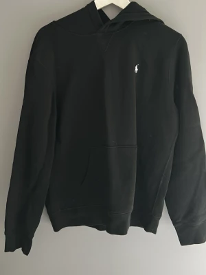 Ralph lauren hoodie - En svart Ralph lauren hoodie. Storlek xl barn men samma som storlek S. Använd några gånger. Som ny. 