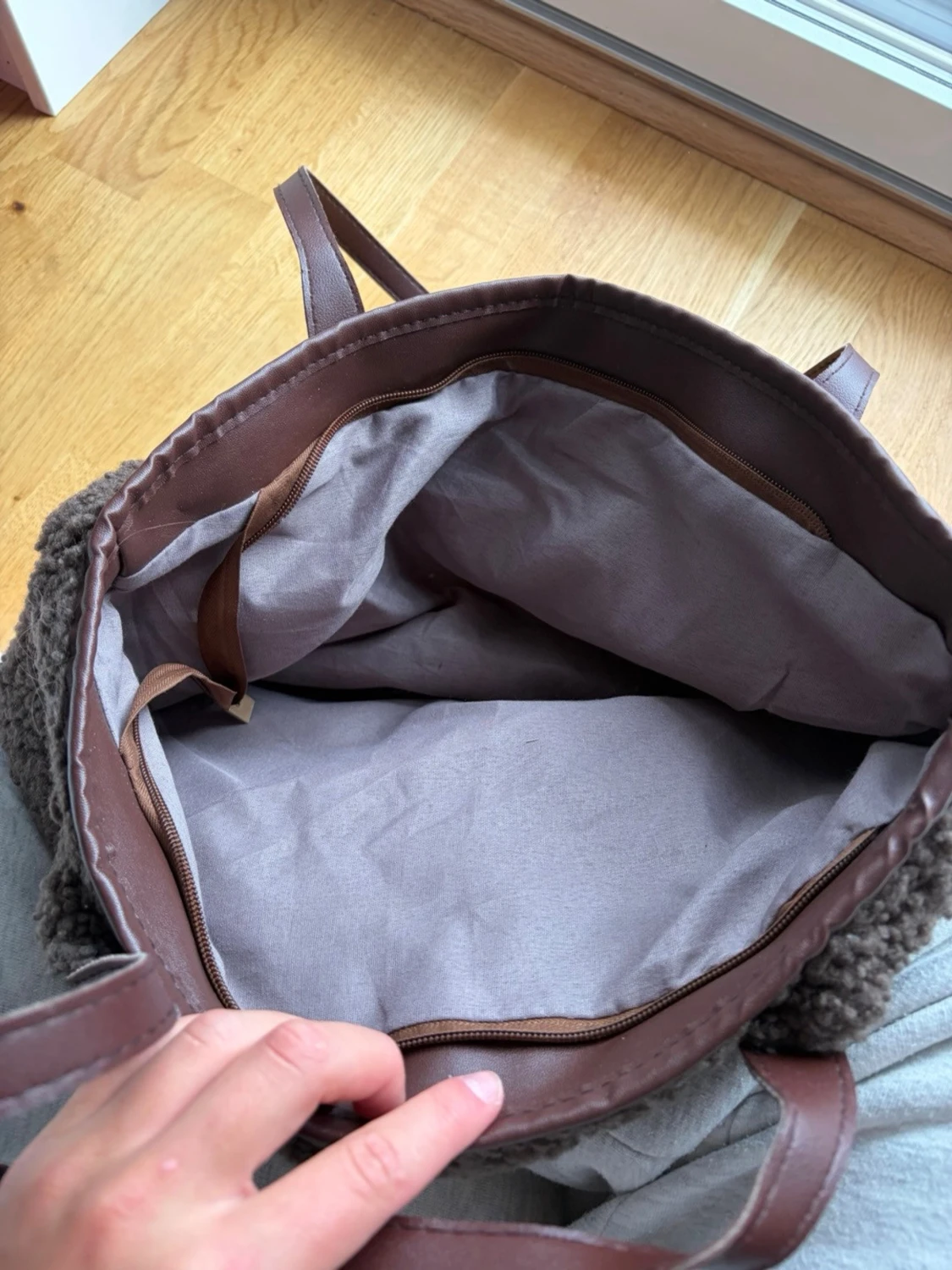 Brun teddy handväska med läderdetaljer - 3