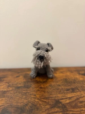 Virkat hunddjur i grått garn - Handburkad liten gullig schnauzer. Perfekt som dekoration eller present till någon som älskar schnauzers