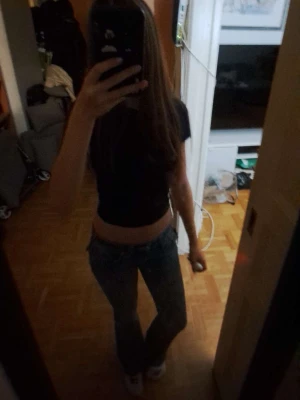 Basic h&m - En svart topp från H&M. Sitter väldigt bra på och är i ganska bra quality.