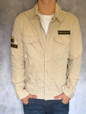 Overshirt  - Säljer nu en sällsynta Overshirt från Zara | Storlek S |  Modellen är 181 och väger 74kg | Bara att skriva vid frågor eller funderingar 