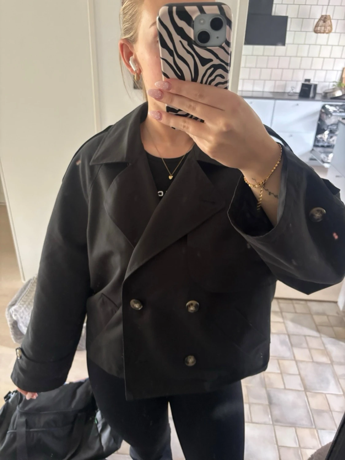 Svart trenchcoat med dubbelknäppning - 2