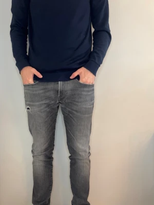 REPLAY JEANS  - REPLAY JEANS | PRIS 249 kr | PASSFORM - SLIMFIT | MODELL ANBASS | STRL 31/32 | Har en liten slitning där bak, där av priset! Skirv vid minsta lilla fundering! 🚚Fraktas samma dag!