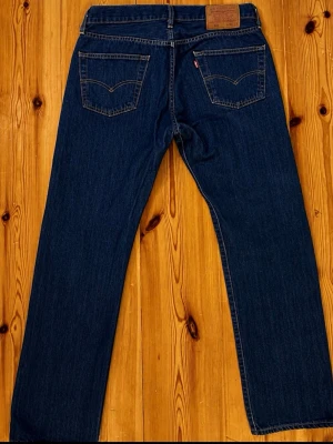 Levis 501 - Säljer ett par mörkblå Levis 501or. Storlek 30:30.