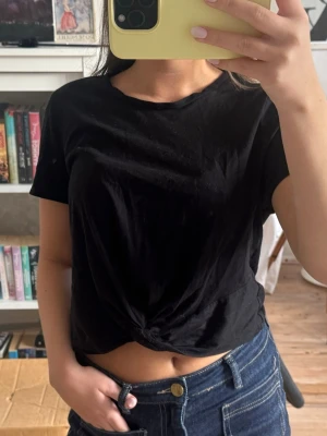 Svart tshirt med knytning ner till  - En svart tshirt med en liten knytning ner till från hm storlek M❤️