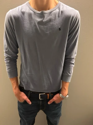 Ljusblå långärmad tröja Polo Ralph Lauren - Ljusblå långärmad tröja från Polo Ralph lauren använd nån gång L i barn storlek 