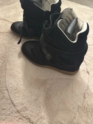 Svarta höga sneakers med kardborre - prisförslag är välkommet!