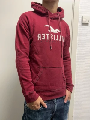 Hollister hoodie - Snygg hoodie ifrån Hollister i storlek S. Bra skick. Modellen är 173cm, 64kg. Pris kan diskuteras!!
