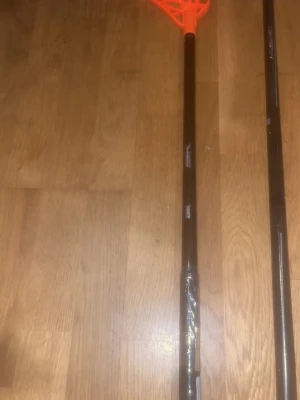 Zone Innebandyklubba prolight 3k - Zone 3k prolight helt ny inför denna säsong. 100cm 27 flex och helt oanvänd/oöppnad. Nypris 1999kr