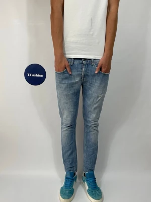 Dondup George Jeans - Säljer nu dessa Dondup George Jeans med snygga slitningar i populär design. Mått ca 37,5 o 94 cm, Modellen är ca 183 o väger 68 kg, skriv för fler bilder/frågor🙌🏼