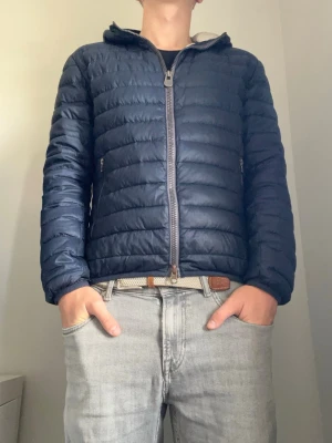 Colmar Dunnjacka  - 📏 Storlek: 50 (sitter som M/S) 🎨 Färg: Marinblå 🏷️ Märke: Colmar 👌 Skick: Mycket bra – inga defekter  Jag är 188 cm och 78 kg för referens   📦 Skickas snabbt och välpackat! 💬 Skriv gärna vid frågor eller funderingar!