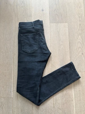 Replay Jeans - Säljer ett par svarta skinny jeans med smal passform och klassiska fem fickor. Jeansen har stretchigt material och diskreta sömmar. Perfekta till en avslappnad eller trendig look. Storlek 33 i midja. Pris kan självklart diskuteras 💯💸