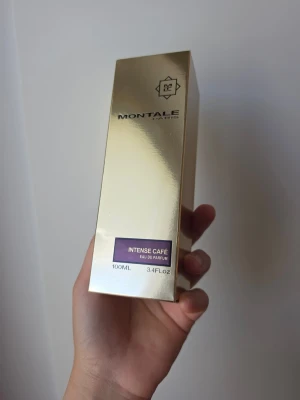 Montale Intense Café edp - En varm och mysig doft där ros och kaffe blandas med söt vanilj och mjuk mysk. Den känns krämig, lite pudrig och riktigt omfamnande. Perfekt för höst och vinter när man vill dofta varmt, sött och lite lyxigt. 🤎✨ parfymen är bara testad. Nypris är runt 1600kr på Kicks.