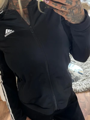 Adidas tröja  - Adidas zip tröja, mycket fint skick förutom lite fläck på ena armen (ej testat ta bort så vet ej om det gör det med ngt medel osv) därav det billiga priset 💋 ▪️ TikTok - ginise  