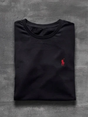 Polo Ralph Lauren tshirt - svart  - Tja! Säljer nu denna schysta tshirten. Skicket är 8/10 Inga skador Inga hål osv. Bara storleks taggen som har gått bort i tvätt. Storlek S, sitter slim. Vid frågor kontakta gärna!