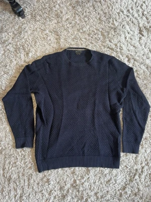 Massimo Dutti Kashmir tröja - Säljer denna snygga mörkblå stickade tröjan från Massimo Dutti. Den är i bra skick utan defekter och är i storlek L. Tyvärr är tags bortklippta, men den är i en cashmere, bomulls blend. Bara att skriva över frågor och funderingar.