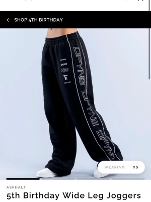 Svarta wide leg mjukisbyxor Dfyne - Säljer ett par svarta limited edition wide leg mjukisbyxor från Dfyne, går ej att köpa längre och kommer inte komma tillbaks, säljs pga jag vill ha dom super super baggy! Skickar annars tillbaka och får pengarna tillbaka men ville låta någon som inte hann köpa, kunna köpa! 