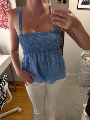 Topp randig - Säljer min randiga topp jag köpte i Köpenhamn för två år sedan men knappt använt. Den är ifrån Zara i storlek S. Skriv för fler frågor eller pris💞