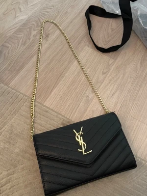Ysl väska svart guld - Fin kvalité, använd en gång