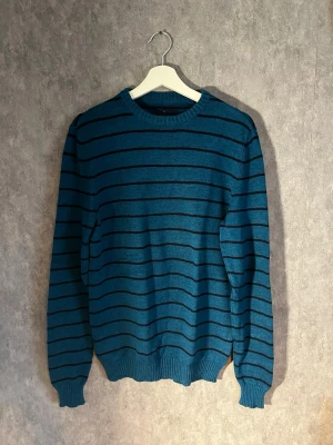 Randig stickad crewneck  - Snygg randig stickad crewneck i unik färg. Slimfit storlek S 