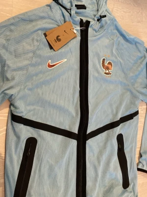 Ljusblå träningsjacka Nike France 🇫🇷  - Säljer en helt ny Träningsjacka men Frankrikes landslag. Den är helt ny aldrig använd. Storleken är Medium. Priset kan diskuteras och skickar inom 24 Tim ☺️💨
