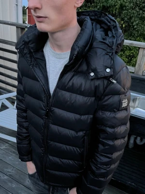 Bvaldi dunjacka - Skön vinterjacka i toppenskick Svart från Bvaldi Normalstor S, modellen är 180cm Hör gärna av dig om du har frågor