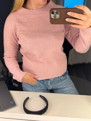 Rosa stickad tröja - Rosa stickad tröja, superfin passar till allt💕️Skriv vid fler frågor eller bilder!❣️